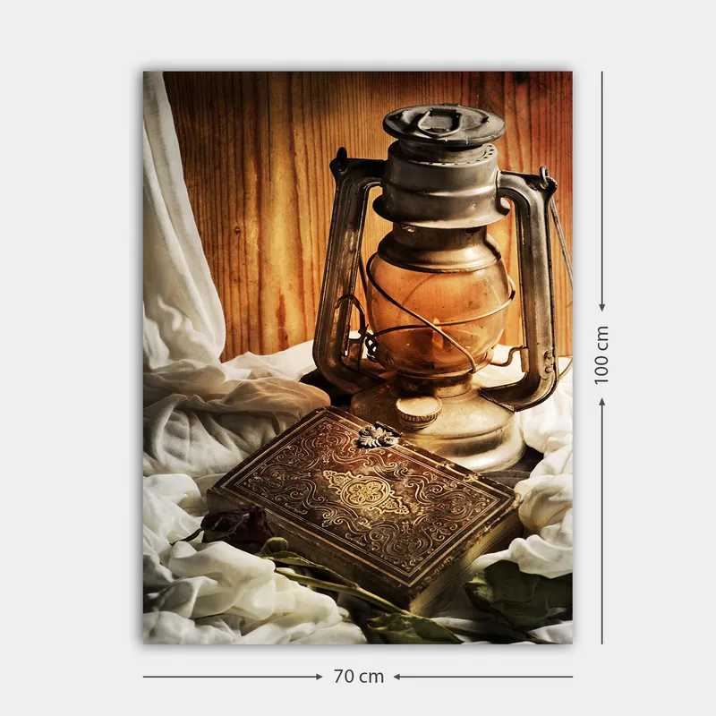 Canvastavla 70x100 cm - Gammaldags oljelampa och en dekorativ låda omgiven av mjuka tyger - Guld / Brunt / Beige - Inredning - Tavlor & konst - Canvastavlor