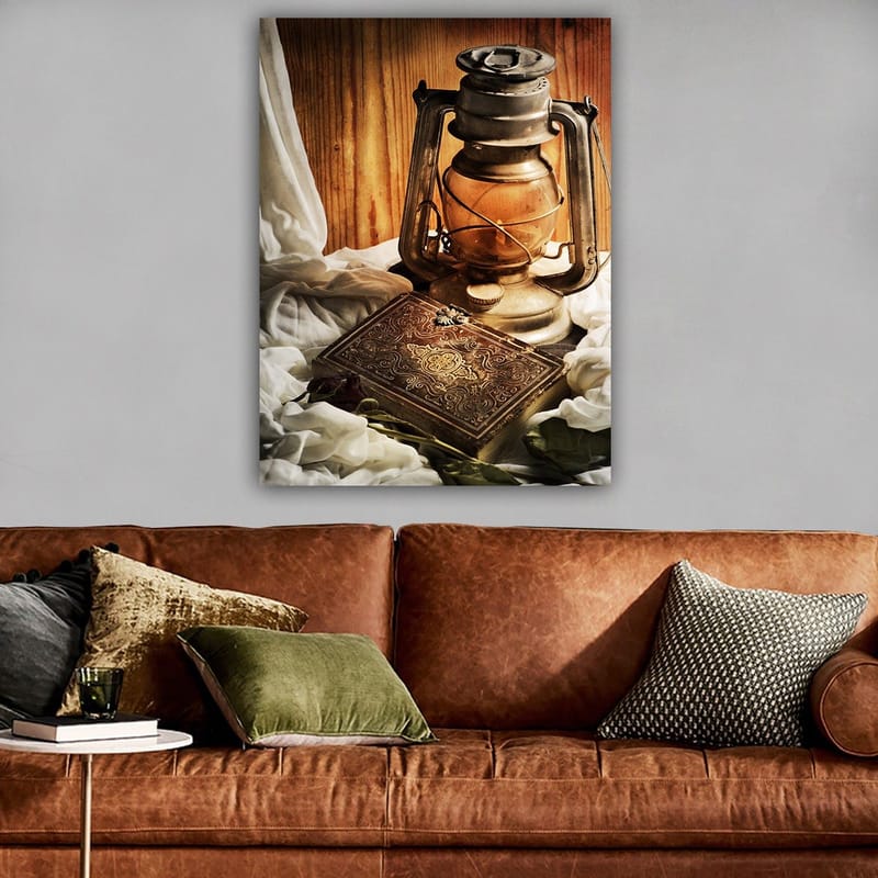 Canvastavla 70x100 cm - Gammaldags oljelampa och en dekorativ låda omgiven av mjuka tyger - Guld / Brunt / Beige - Inredning - Tavlor & konst - Canvastavlor