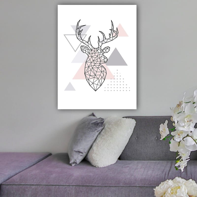 Canvastavla 70x100 cm - Geometrisk hjort i polygonstil omgiven av trianglar - Grå / Rosa / Svart - Inredning - Tavlor & konst - Canvastavlor