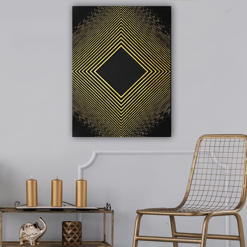 Canvastavla 70x100 cm - Geometrisk komposition med diagonala linjer som formar en diamant i guld mot en svart bakgrund - Guld / Svart - Inredning - Tavlor & konst - Canvastavlor