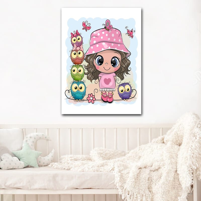Canvastavla 70x100 cm - Glad flicka med en rosa hatt omgiven av färgglada ugglor och fjärilar - Rosa / Grön / Blå - Inredning - Tavlor & konst - Canvastavlor