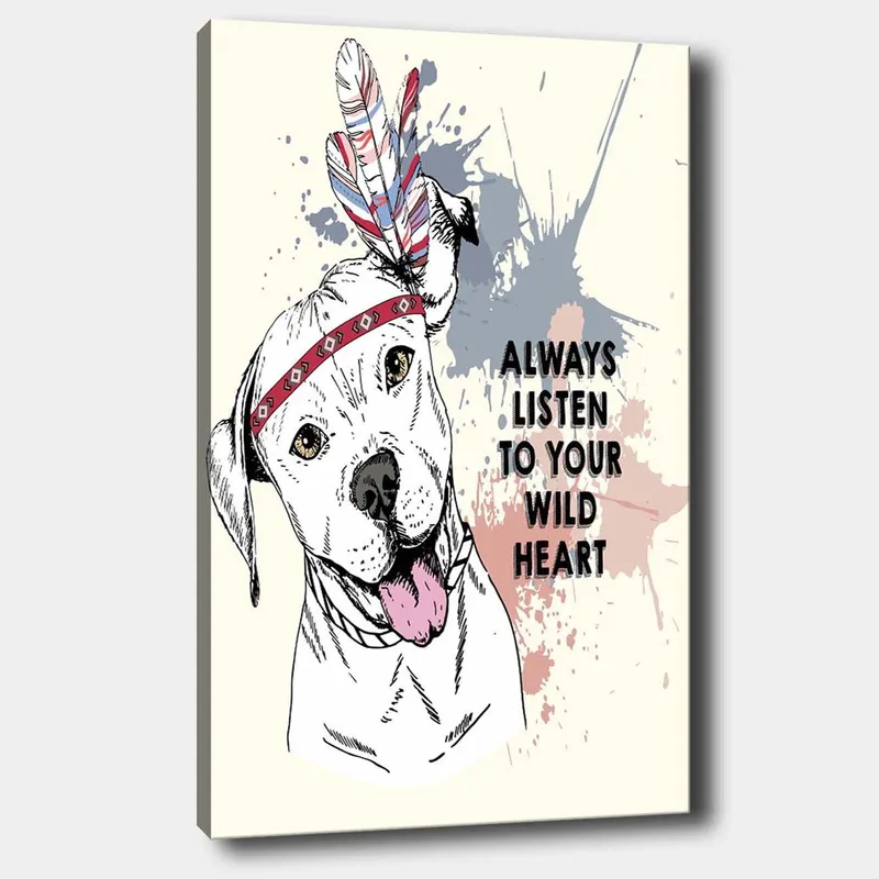 Canvastavla 70x100 cm - Glad hund med fjädrar och en band runt huvudet som uppmanar till att lyssna på sitt vilda hjärta, Vit / Röd / Blå