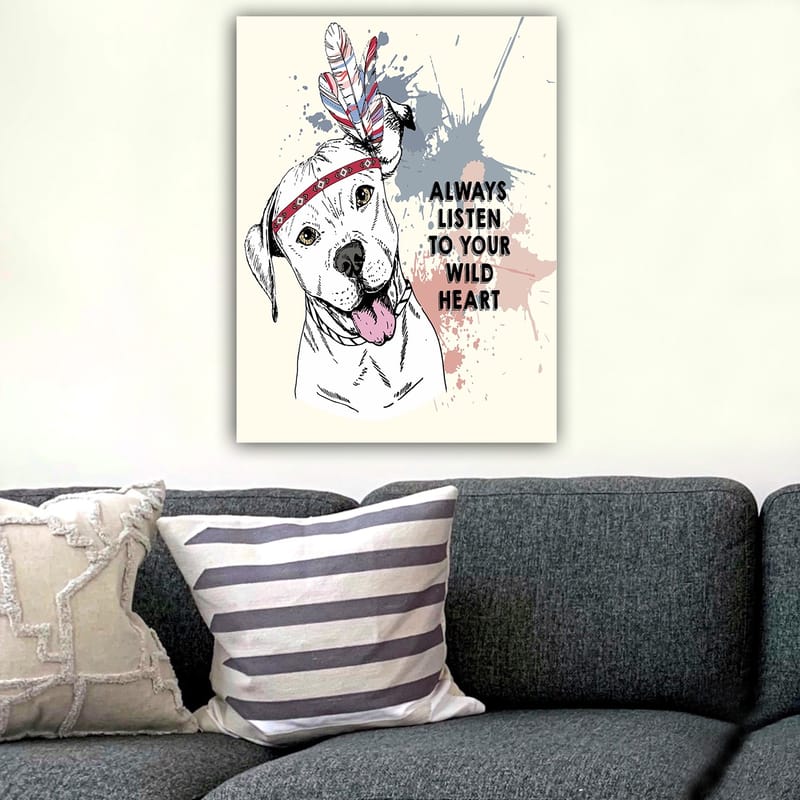 Canvastavla 70x100 cm - Glad hund med fjädrar och en band runt huvudet som uppmanar till att lyssna på sitt vilda hjärta - Vit / Röd / Blå - Inredning - Tavlor & konst - Canvastavlor