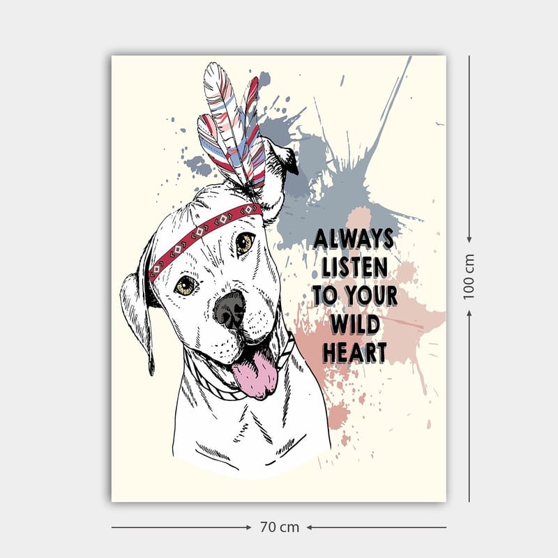 Canvastavla 70x100 cm - Glad hund med fjädrar och en band runt huvudet som uppmanar till att lyssna på sitt vilda hjärta - Vit / Röd / Blå - Inredning - Tavlor & konst - Canvastavlor