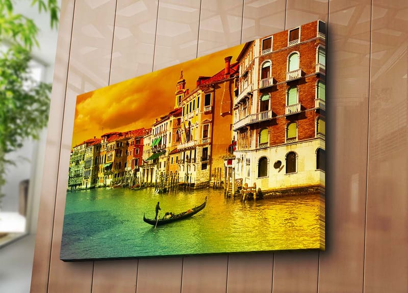 Canvastavla 70x100 cm - Gondol som glider fram genom en kanal omgiven av färgglada byggnader i Venedig - Guld / Grön / Röd - Inredning - Tavlor & konst - Canvastavlor