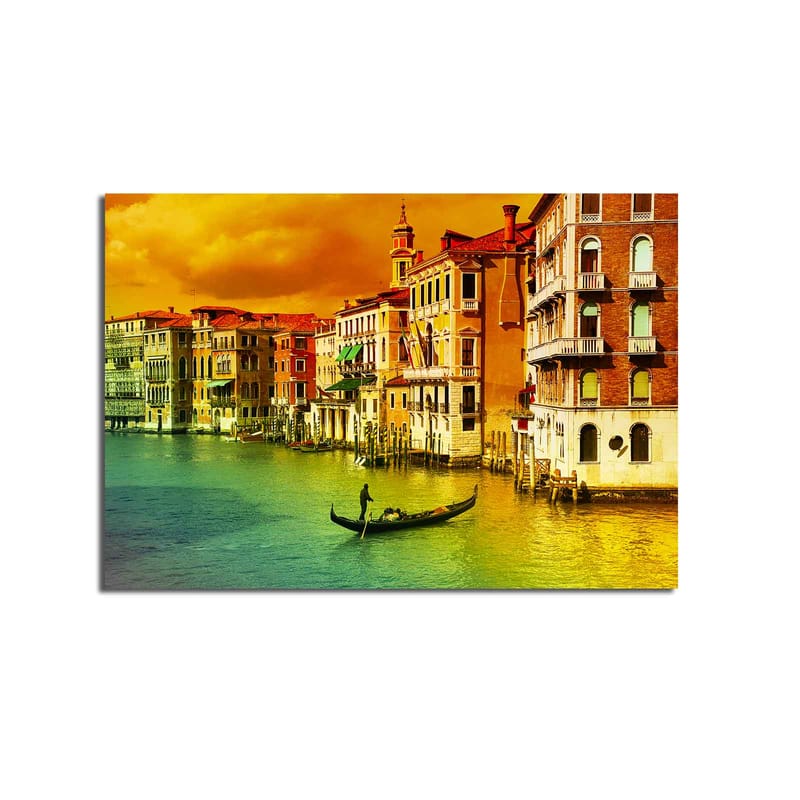 Canvastavla 70x100 cm - Gondol som glider fram genom en kanal omgiven av färgglada byggnader i Venedig - Guld / Grön / Röd - Inredning - Tavlor & konst - Canvastavlor