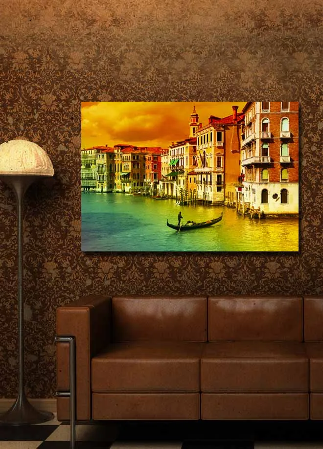 Canvastavla 70x100 cm - Gondol som glider fram genom en kanal omgiven av färgglada byggnader i Venedig - Guld / Grön / Röd - Inredning - Tavlor & konst - Canvastavlor