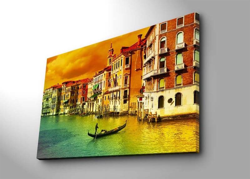 Canvastavla 70x100 cm - Gondol som glider fram genom en kanal omgiven av färgglada byggnader i Venedig, Guld / Grön / Röd