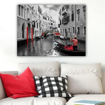 Canvastavla 70x100 cm - Gondoljär navigerar genom en venetiansk kanal med färgglada detaljer i en svartvit miljö - Röd / Grön / Svart - Inredning - Tavlor & konst - Canvastavlor