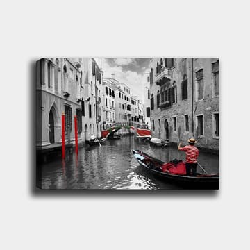 Canvastavla 70x100 cm - Gondoljär navigerar genom en venetiansk kanal med färgglada detaljer i en svartvit miljö - Röd / Grön / Svart - Inredning - Tavlor & konst - Canvastavlor