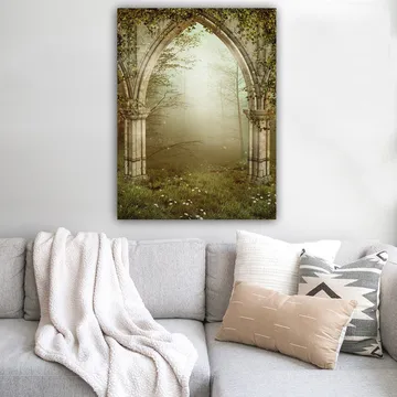 Canvastavla 70x100 cm - Gotisk portal omgiven av grönska och dimma i en mystisk skogsmiljö - Grå / Grön / Beige - Inredning - Tavlor & konst - Canvastavlor