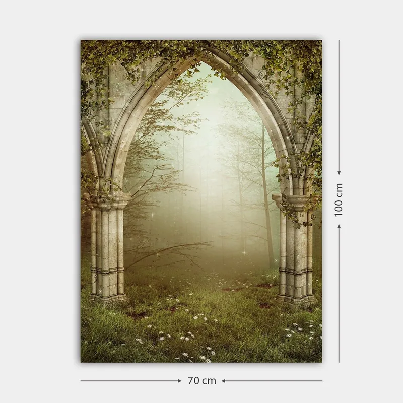Canvastavla 70x100 cm - Gotisk portal omgiven av grönska och dimma i en mystisk skogsmiljö - Grå / Grön / Beige - Inredning - Tavlor & konst - Canvastavlor