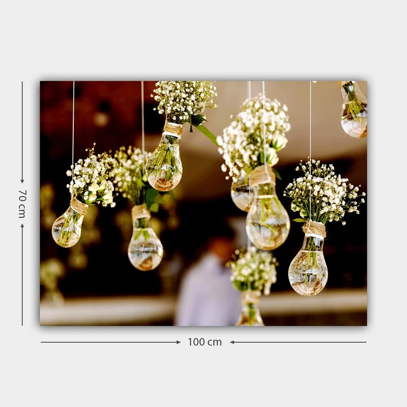 Canvastavla 70x100 cm - Hängande glödlampor med blommor som skapar en romantisk och kreativ atmosfär - Grön / Vit / Brun - Inredning - Tavlor & konst - Canvastavlor