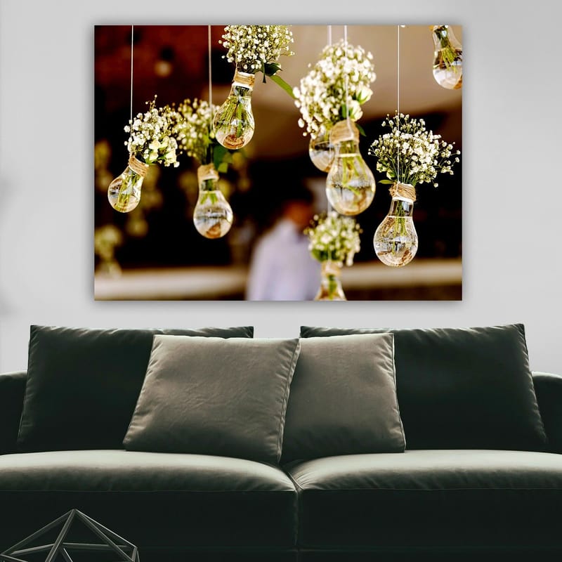 Canvastavla 70x100 cm - Hängande glödlampor med blommor som skapar en romantisk och kreativ atmosfär - Grön / Vit / Brun - Inredning - Tavlor & konst - Canvastavlor