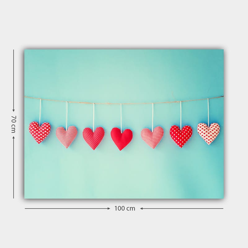 Canvastavla 70x100 cm - Hängande hjärtan i olika mönster och nyanser av röd färg - Röd / Ljusblå / Vit - Inredning - Tavlor & konst - Canvastavlor