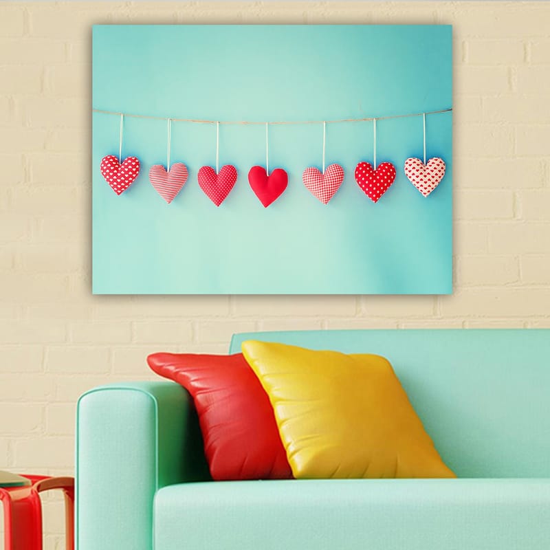 Canvastavla 70x100 cm - Hängande hjärtan i olika mönster och nyanser av röd färg - Röd / Ljusblå / Vit - Inredning - Tavlor & konst - Canvastavlor