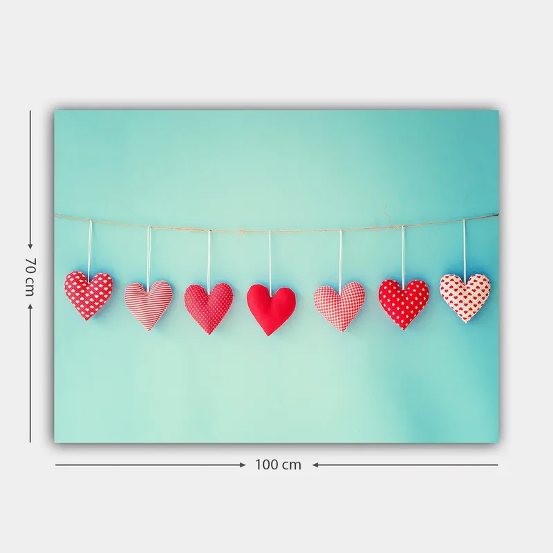 Canvastavla 70x100 cm - Hängande hjärtan i olika mönster och nyanser av röd färg - Röd / Ljusblå / Vit - Inredning - Tavlor & konst - Canvastavlor