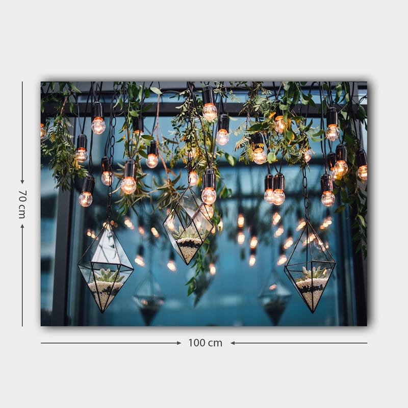 Canvastavla 70x100 cm - Hängande lampor och geometriska planteringskärl i en modern inredning - Grön / Svart / Guld - Inredning - Tavlor & konst - Canvastavlor