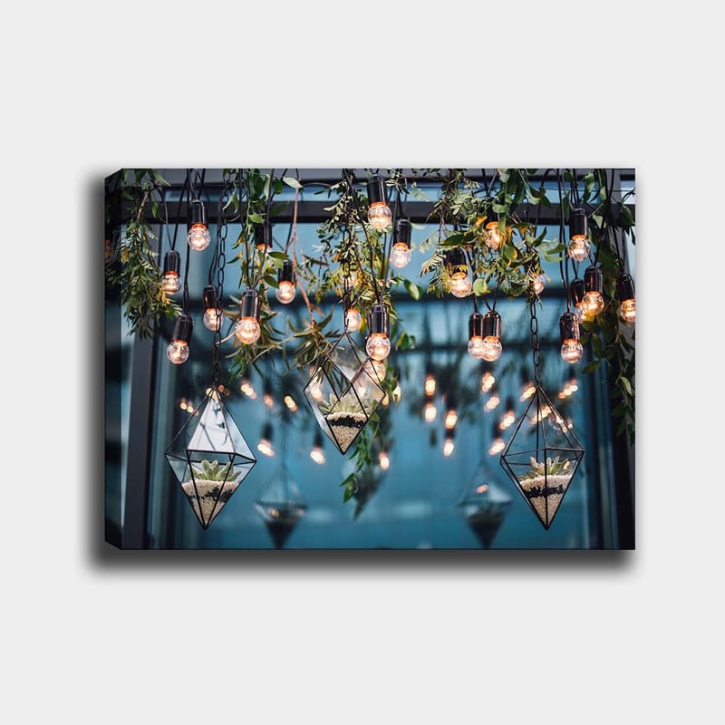 Canvastavla 70x100 cm - Hängande lampor och geometriska planteringskärl i en modern inredning - Grön / Svart / Guld - Inredning - Tavlor & konst - Canvastavlor