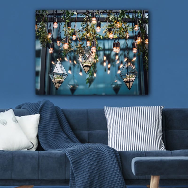 Canvastavla 70x100 cm - Hängande lampor och geometriska planteringskärl i en modern inredning, Grön / Svart / Guld