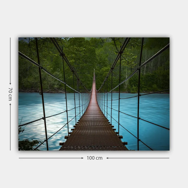 Canvastavla 70x100 cm - Hängbro som sträcker sig över en stilla, blå flod omgiven av grönskande träd - Mörkbrun / Turkos / Grön - Inredning - Tavlor & konst - Canvastavlor