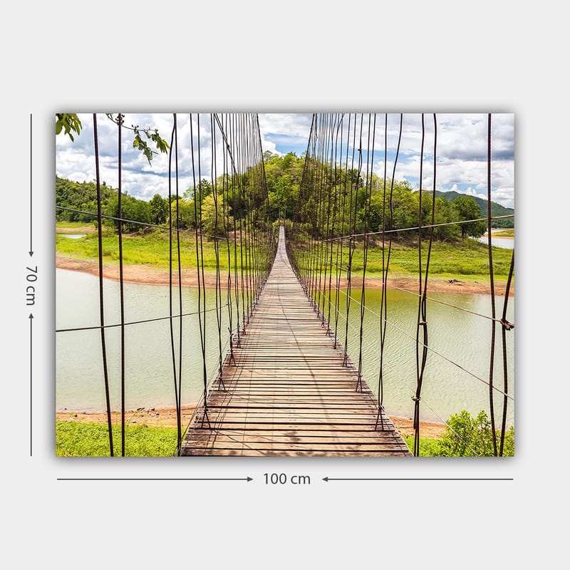 Canvastavla 70x100 cm - Hängbro som sträcker sig över en stilla sjö, omgiven av grönskande landskap - Grön / Brun / Blå - Inredning - Tavlor & konst - Canvastavlor