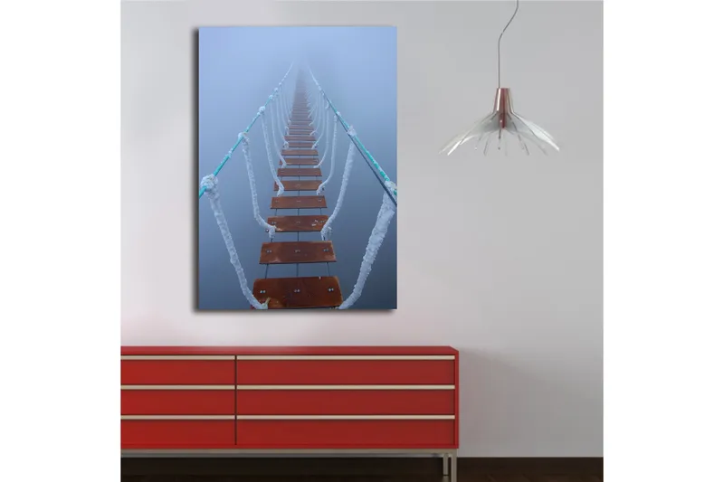Canvastavla 70x100 cm - Hängbro som sträcker sig genom dimma, vilket skapar en mystisk och avlägsen känsla - Mörkbrun / Vit / Ljusblå - Inredning - Tavlor & konst - Canvastavlor