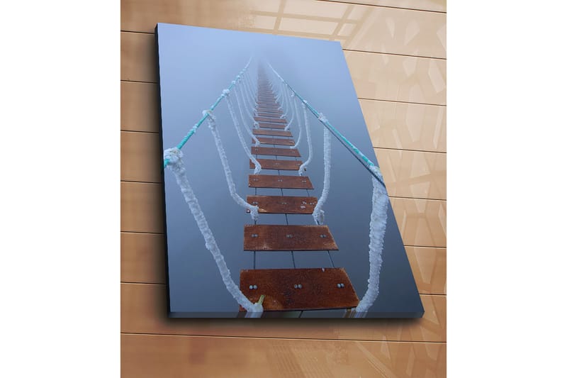 Canvastavla 70x100 cm - Hängbro som sträcker sig genom dimma, vilket skapar en mystisk och avlägsen känsla - Mörkbrun / Vit / Ljusblå - Inredning - Tavlor & konst - Canvastavlor