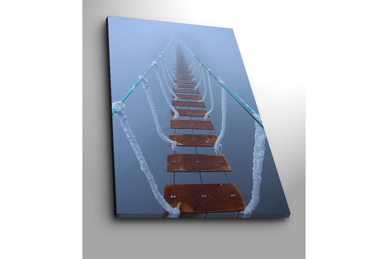 Canvastavla 70x100 cm - Hängbro som sträcker sig genom dimma, vilket skapar en mystisk och avlägsen känsla - Mörkbrun / Vit / Ljusblå - Inredning - Tavlor & konst - Canvastavlor