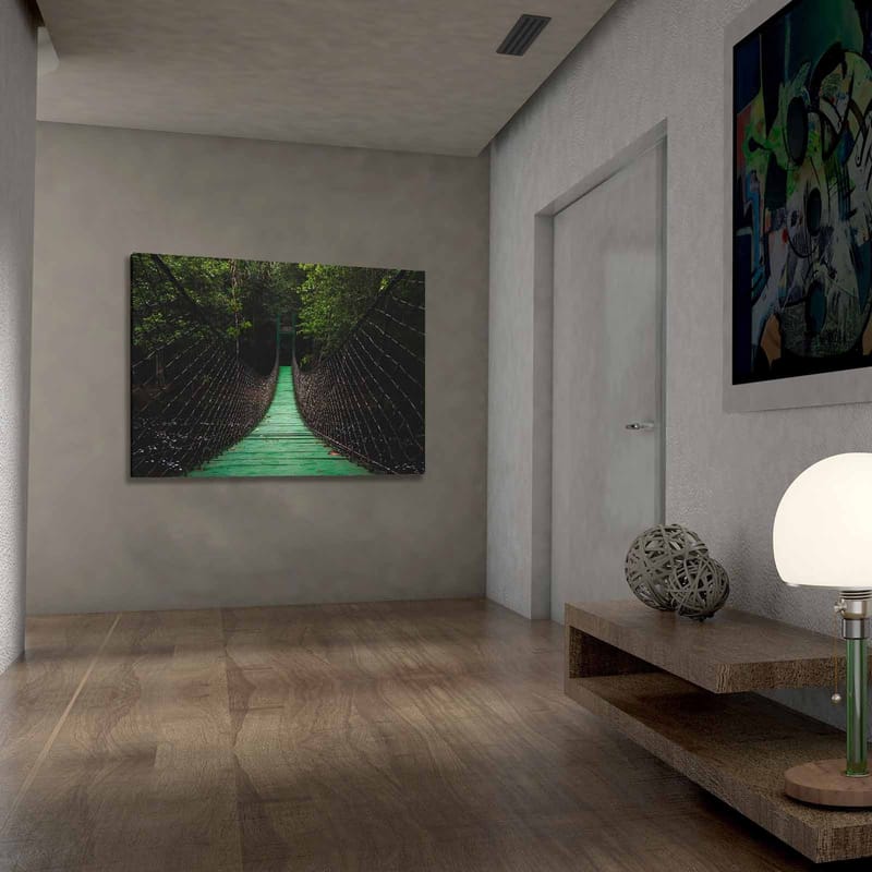 Canvastavla 70x100 cm - Hängbro som sträcker sig genom en grönskande skog - Grön / Svart - Inredning - Tavlor & konst - Canvastavlor