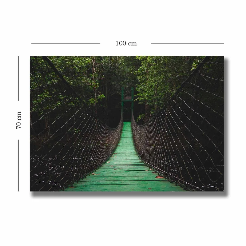 Canvastavla 70x100 cm - Hängbro som sträcker sig genom en grönskande skog - Grön / Svart - Inredning - Tavlor & konst - Canvastavlor