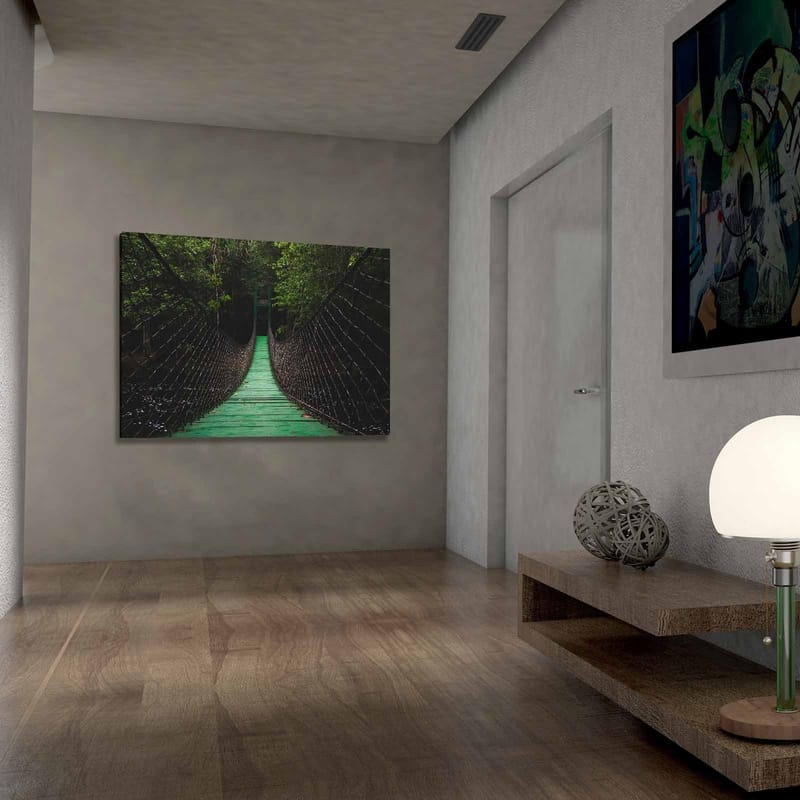 Canvastavla 70x100 cm - Hängbro som sträcker sig genom en grönskande skog - Grön / Svart - Inredning - Tavlor & konst - Canvastavlor