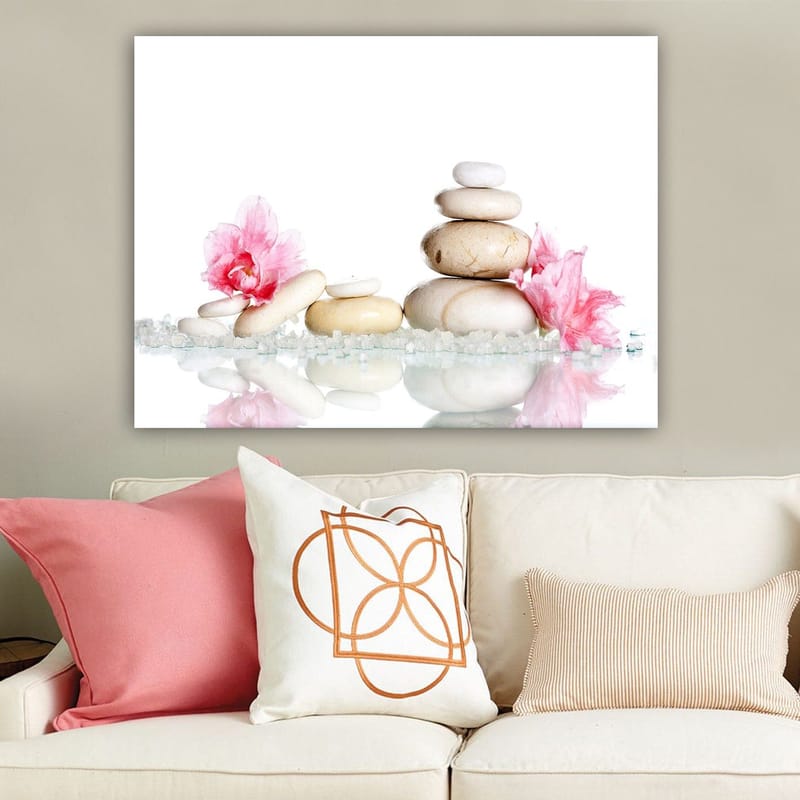 Canvastavla 70x100 cm - Harmonisk komposition av stenar och rosa blommor som symboliserar lugn och balans - Rosa / Beige / Vit - Inredning - Tavlor & konst - Canvastavlor