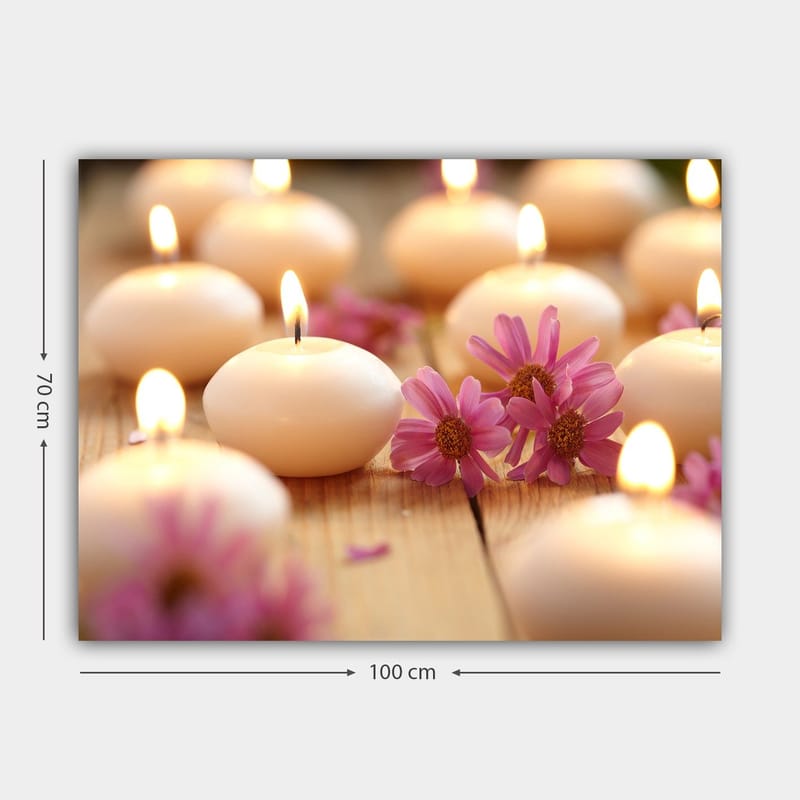 Canvastavla 70x100 cm - Harmonisk samling av tända ljus omgivna av rosa blommor - Ljusrosa / Vit / Beige - Inredning - Tavlor & konst - Canvastavlor