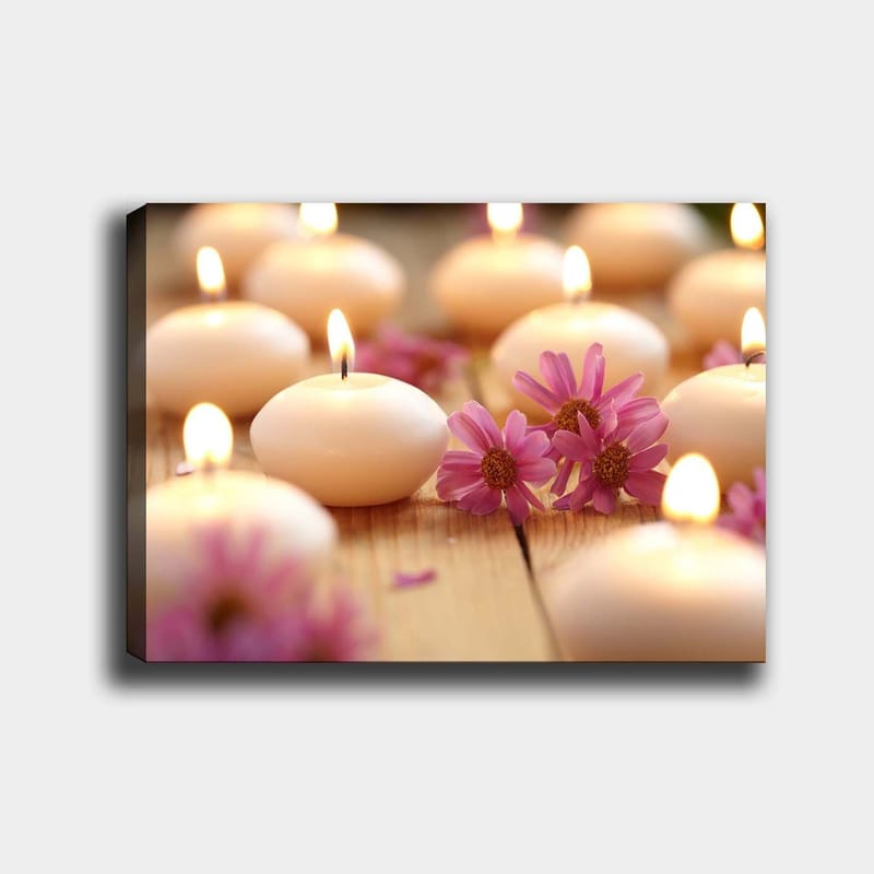 Canvastavla 70x100 cm - Harmonisk samling av tända ljus omgivna av rosa blommor, Ljusrosa / Vit / Beige