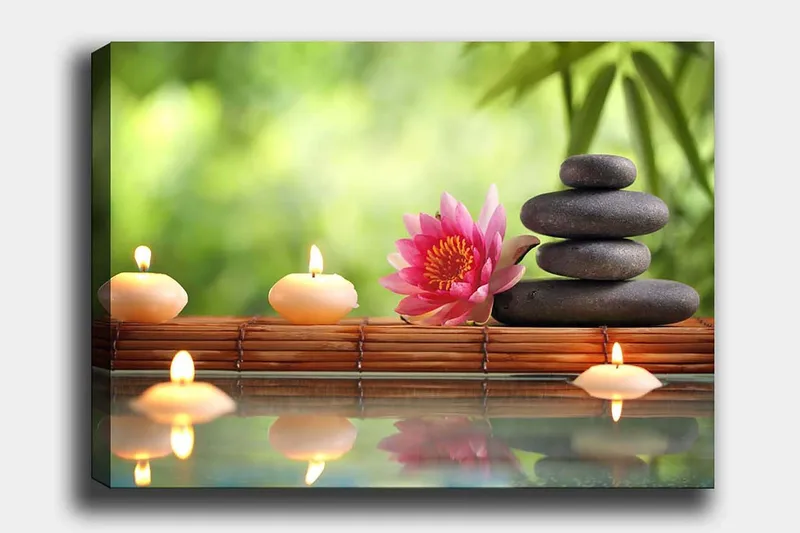 Canvastavla 70x100 cm - Harmonisk sammansättning av stenar, en lotusblomma och ljus som skapar en lugn och avkopplande atmosfär - Rosa / Svart / Beige - Inredning - Tavlor & konst - Canvastavlor