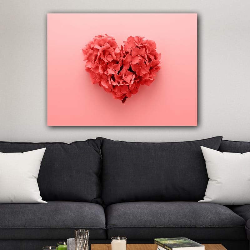 Canvastavla 70x100 cm - Hjärtformad komposition av blommor i en romantisk och lekfull stil - Korallröd / Ljusrosa - Inredning - Tavlor & konst - Canvastavlor