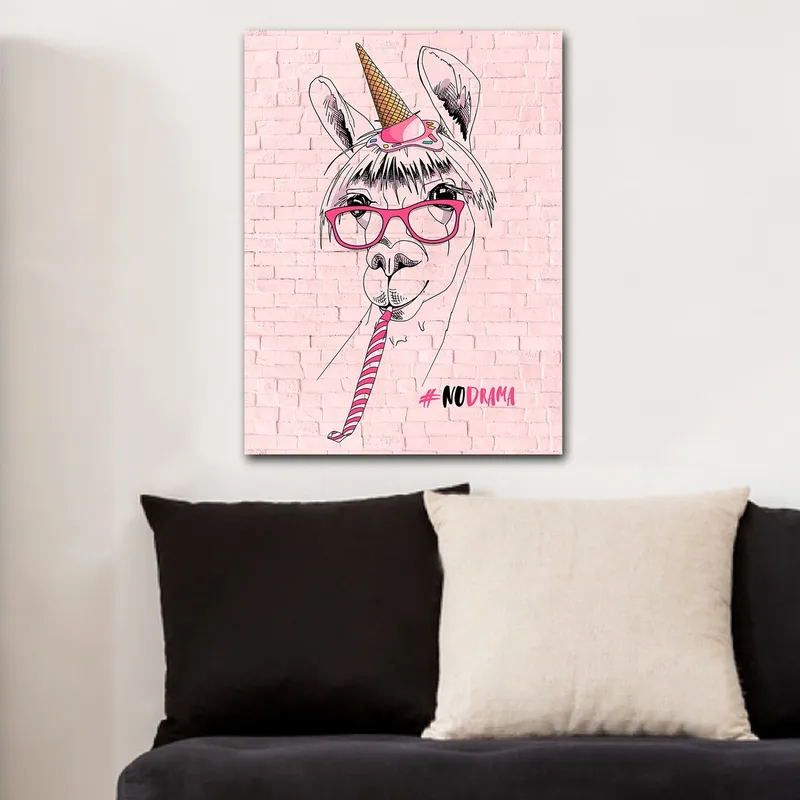 Canvastavla 70x100 cm - Humoristisk illustration av en lama med glasögon och en unicorn-hatt - Rosa / Svart / Vit - Inredning - Tavlor & konst - Canvastavlor