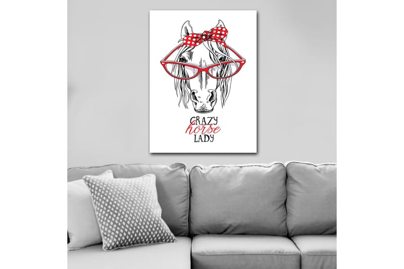 Canvastavla 70x100 cm - Humoristisk illustration av ett hähuvud med stora glasögon och en röd prickig rosett - Röd / Svart / Vit - Inredning - Tavlor & konst - Canvastavlor