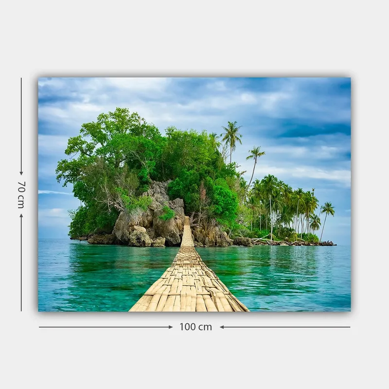 Canvastavla 70x100 cm - Idyllisk ö med frodig grönska och en träbro som leder ut över det klara vattnet - Grön / Blå / Brun - Inredning - Tavlor & konst - Canvastavlor