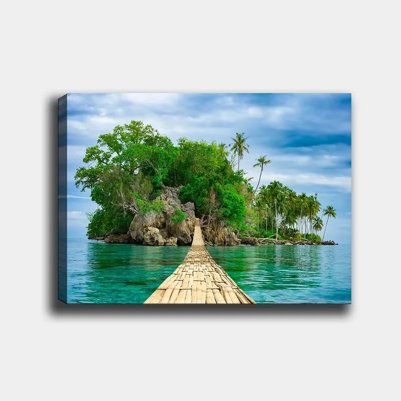 Canvastavla 70x100 cm - Idyllisk ö med frodig grönska och en träbro som leder ut över det klara vattnet, Grön / Blå / Brun