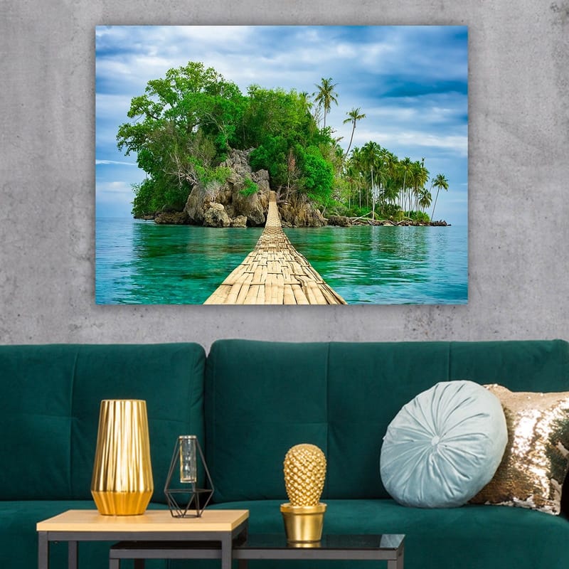 Canvastavla 70x100 cm - Idyllisk ö med frodig grönska och en träbro som leder ut över det klara vattnet - Grön / Blå / Brun - Inredning - Tavlor & konst - Canvastavlor