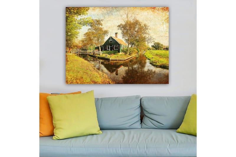 Canvastavla 70x100 cm - Idyllisk landskapsvy med ett traditionellt hus vid en kanal omgiven av träd och grönska - Grön / Brun / Orange - Inredning - Tavlor & konst - Canvastavlor