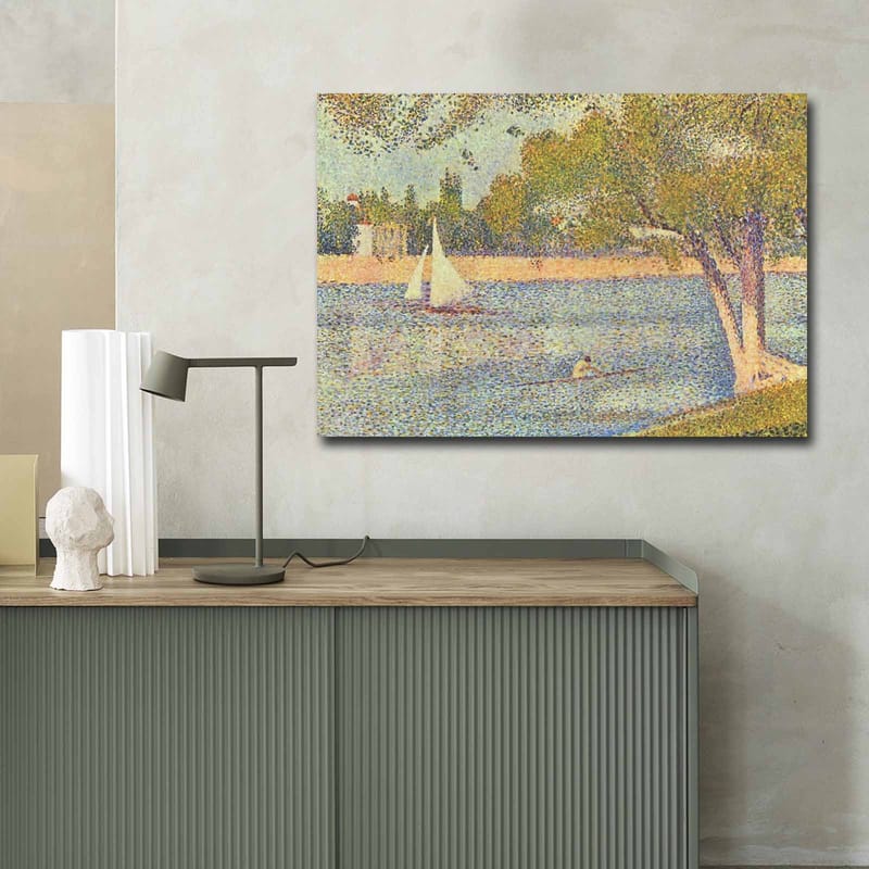 Canvastavla 70x100 cm - Idyllisk sjölandskap med segelbåtar och träd som speglar en lugn sommarstämning - Grön / Blå / Beige - Inredning - Tavlor & konst - Canvastavlor