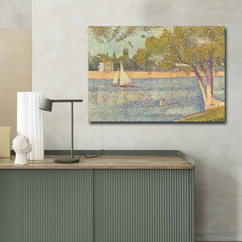 Canvastavla 70x100 cm - Idyllisk sjölandskap med segelbåtar och träd som speglar en lugn sommarstämning - Grön / Blå / Beige - Inredning - Tavlor & konst - Canvastavlor