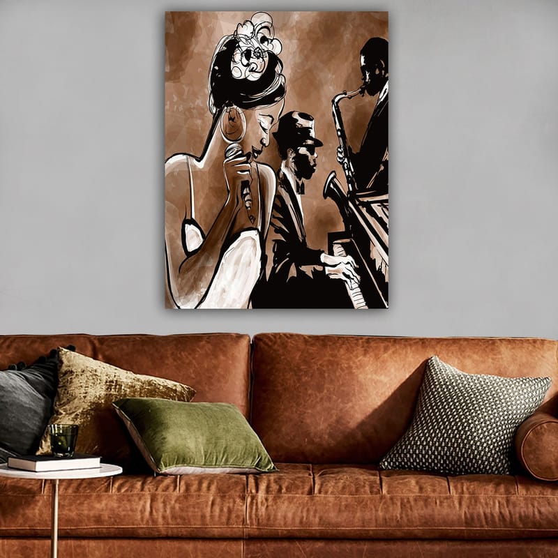 Canvastavla 70x100 cm - Jazzsångerska som framför en låt med musiker i bakgrunden - Brun / Svart / Vit - Inredning - Tavlor & konst - Canvastavlor