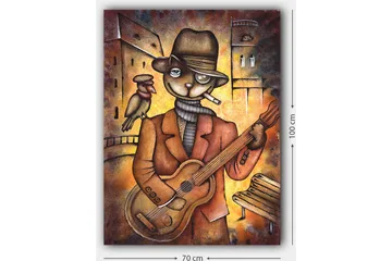 Canvastavla 70x100 cm - Kattklädd musiker spelar gitarr med en fågel på axeln i en stadsmiljö - Brun / Orange / Beige - Inredning - Tavlor & konst - Canvastavlor