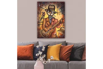 Canvastavla 70x100 cm - Kattklädd musiker spelar gitarr med en fågel på axeln i en stadsmiljö - Brun / Orange / Beige - Inredning - Tavlor & konst - Canvastavlor