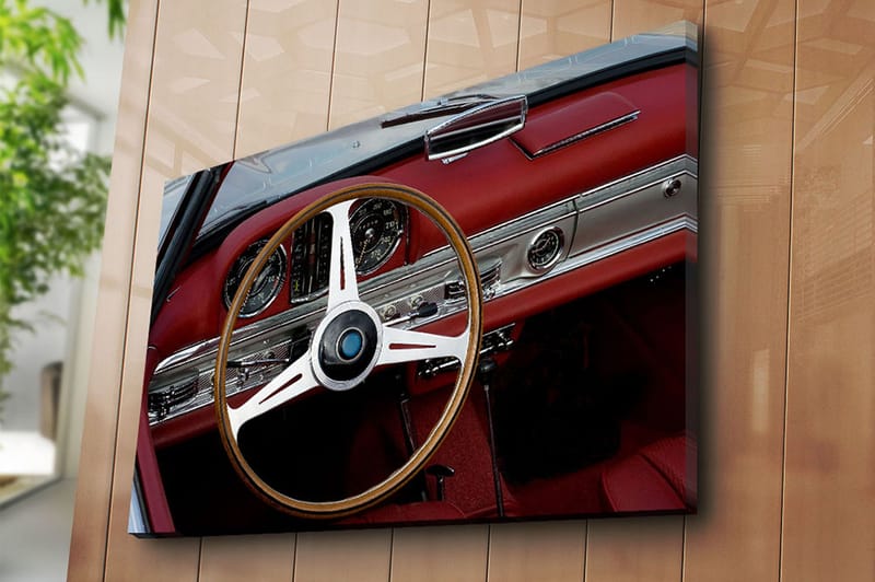 Canvastavla 70x100 cm - Klassisk bilinteriör med fokus på ratten och instrumentpanelen - Röd / Silver / Svart - Inredning - Tavlor & konst - Canvastavlor