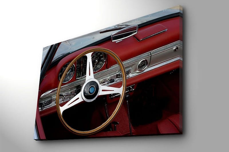 Canvastavla 70x100 cm - Klassisk bilinteriör med fokus på ratten och instrumentpanelen - Röd / Silver / Svart - Inredning - Tavlor & konst - Canvastavlor